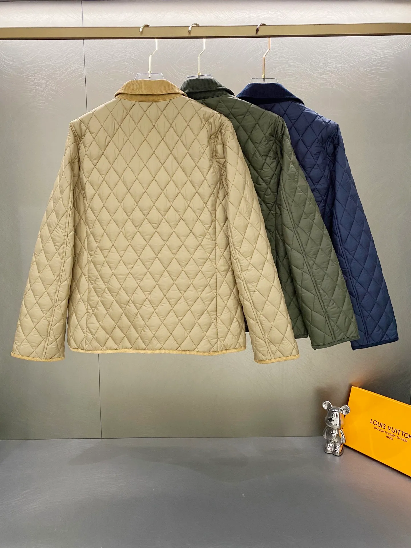 P340 Ralpah Lauren/Ralph Lauren diamond plaid lapel veteran cotton jacket, same style for men and women, British retro style, classic diamond Henry lapel thin cotton jacket, simple yet stylish, corduroy trimmed cuffs, collar, straight foldable, two-wear, fashionable, warm and not abrasive to the skin. Flap pockets are more practical and safer. The half-high collar has double-button closure on the front. The fabric has a certain anti-water effect, making it a timeless classic. The delicate embroidery of the pony on the left side of the chest is retro and will never go out of style. Color: navy khaki green Size: S-XL